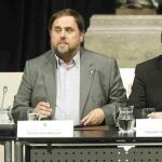 Carles Puigdemont junto a Oriol Junqueras, la consellera de Gobernación, Meritxell Borràs, la consellera de Presidencia, Neus Munté y la presidenta del Parlament, Carme Forcadell (2d) en un acto hoy.