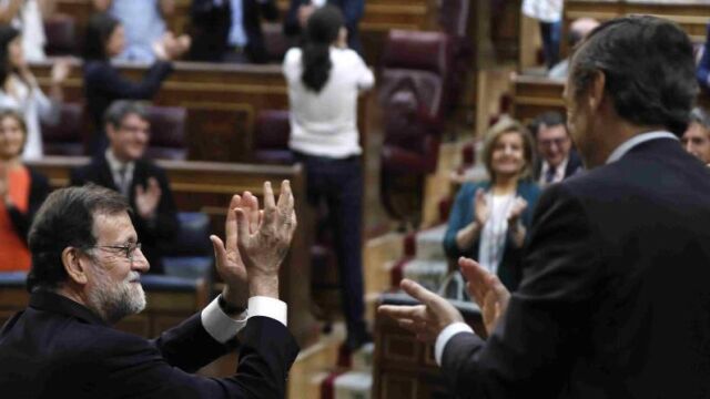 Rajoy), junto a Rafael Hernando, aplaude con la bancada popular tras la votación en el pleno del Congreso que ha rechazado hoy la moción de censura que había presentado el grupo parlamentario de Unidos Podemos.