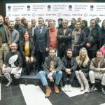 Foto de familia de algunos diseñadores participantes en la pasarela de Mercedes Benz Fashion Week Madrid junto con Eduardo López Puerta, director general de Ifema, y Charo Izquierdo, directora de Mercedes-Benz Fashion Week Madrid / Foto: Luis Díaz