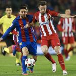 El delantero argentino del FC Barcelona Leo Messi disputa un balón con el centrocampista del Atlético de Madrid Saúl Ñíguez
