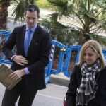 La Infanta Cristina, junto a su esposo Iñaki Urdangarin, a su llegada hoy a la Escuela Balear de la Administración Pública (EBAP)