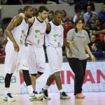 El base serbio de Unicaja Markovic (2-i) se retira lesionado durante el partido de la Liga ACB ante el CAI Zaragoza.