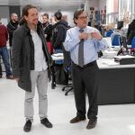 Pablo Iglesias, ayer, junto al director de LA RAZÓN , Francisco Marhuenda, en la redacción del periódico en Madrid
