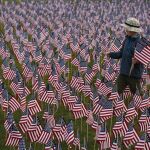 Un niño camina entre las 3000 banderas colocadas en el memorial de Winnetka, Illinois, que recuerdan a los fallecidos por el 11-S