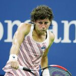 Carla Suárez da un golpe de revés en el partido contra Sharapova