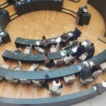 Sillas vacías de los concejales de Ahora Madrid que han evitado condenar a la CUP