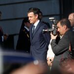 Abucheos y gritos de «¡Fuera, fuera!» a Pedro Sánchez a su llegada al Congreso. Foto: Javier Fdez-Largo