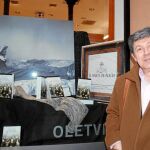El autor salmantino Daniel Sánchez Gutiérrez, junto al escaparate que dedicó a su libro la Libería Oletvm
