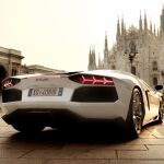 Un Lamborghini, junto al Duomo de Milan