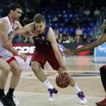 El ala-pívot chipriota del FC Barcelona Lassa Aleksander Vezenkov (c) intenta avanzar con la pelota ante la oposición de los jugadores del del ICL Manresa