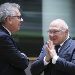 El ministro galo de Finanzas, Michel Sapin (d), conversa con su homólogo luxemburgués, Pierre Gramegna (i), antes del comienzo del Consejo de Ministros de Economía y Finanzas que se celebrado el pasado 27 de enero de 2017, en Bruselas (Bélgica).