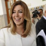 Jiménez Barrios, en la imagen junto a Susana Díaz, es una de las once personas que desempeña las funciones de dos puestos distintos.