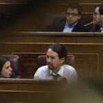 El líder de Podemos, Pablo Iglesias (d); la portavoz, Irene Montero.