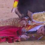 Momento en que el toro cornea a Víctor Barrio en el costado, lo que le provocó la muerte.