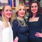 Carmen Lomana junto a sus sobrinas Carla y Cristina