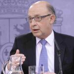 El ministro de Hacienda, Cristóbal Montoro, durante la rueda de prensa posterior al Consejo de Ministros.