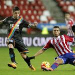 El centrocampista del Sporting, Rachid Aït-Atmane (d), corta el avance del jugador del Rayo Vallecano, Pablo Hernández, durante el encuentro