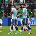 Mateo Musacchi (d) y Ever Banega (i) de Argentina salen del campo hoy, el martes 28 de marzo de 2017, al final del partido entre Bolivia y Argentina por las eliminatorias al mundial de fútbol Rusia 2018, en el estadio Hernando Siles de La Paz (Bolivia)