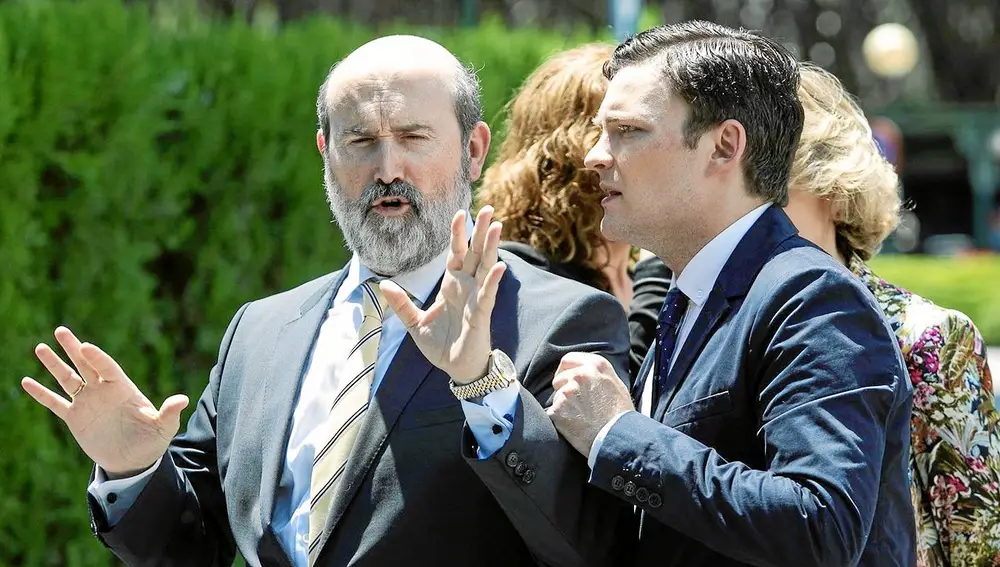 Javier Cámara y Adam Jezierski en una de las escenas de la serie / TNT