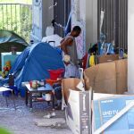 Dos indigentes se han asentado hace unas semanas bajo el viaducto de Segovia con tiendas de campaña y hasta tendedero de ropa