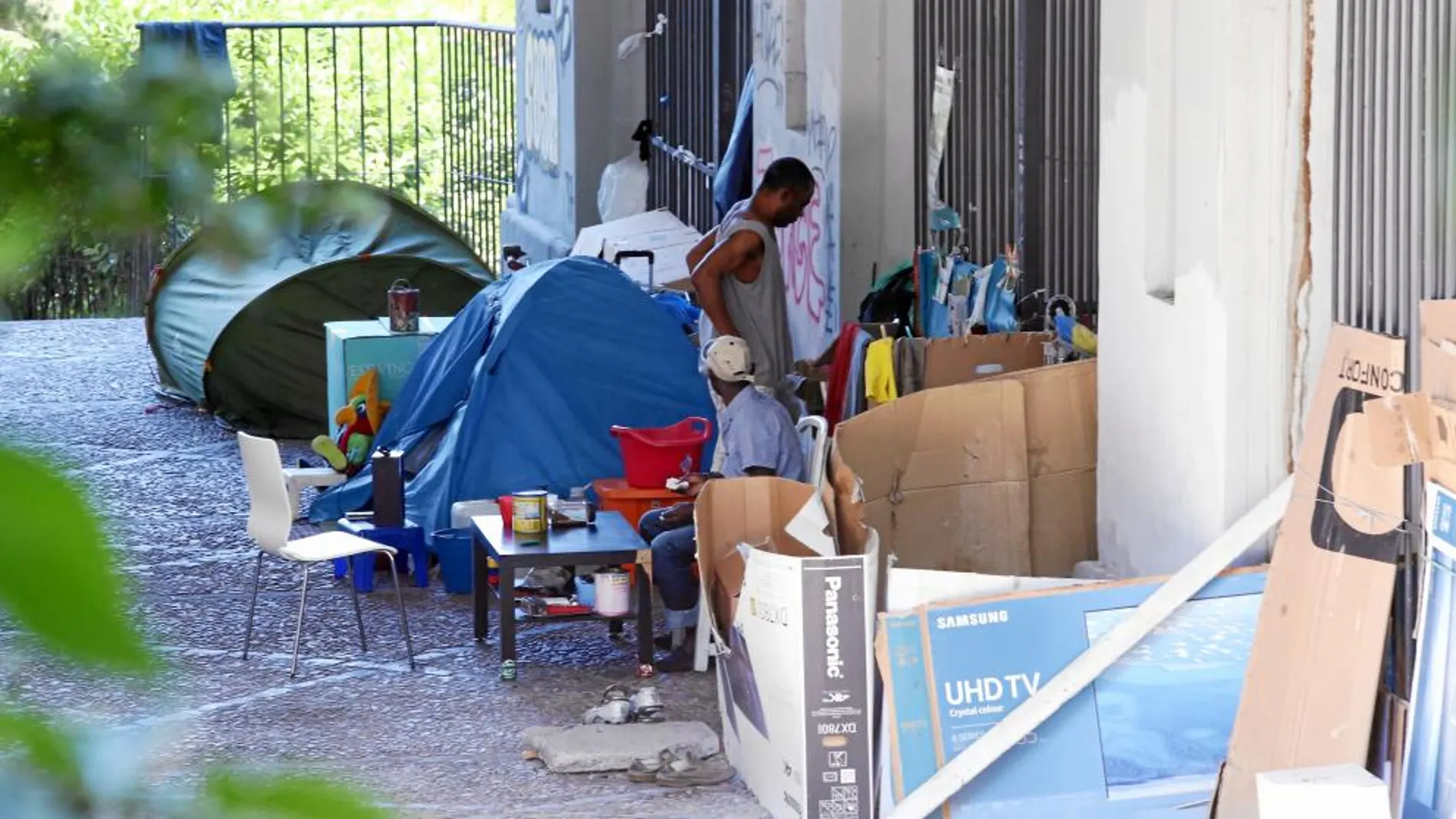 Dos indigentes se han asentado hace unas semanas bajo el viaducto de Segovia con tiendas de campaña y hasta tendedero de ropa