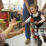 El prototipo cuenta con músculos artificiales, motores que aumentan la fuerza y unos sensores que detectan la intención de realizar movimientos