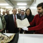 La consejera de Cultura, Rosa Aguilar; el hermano mayor, Manuel García; y el técnico del IAPH, entre otros, en el acto de ayer