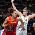 La pívot de la selección española, Laura Nicholls (i), entra a canasta ante la defensora de Bélgica, Kyara Linskens, durante el encuentro. Foto: Efe
