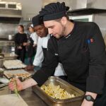 Un cocinero, con un joven