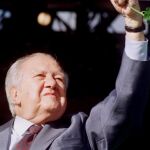 Mario Soares saludo a sus seguidores en un acto de campaña en Lisboa en 1999.