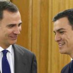 Felipe VI recibe al secretario general del PSOE, Pedro Sánchez (d), dentro de la ronda de consultas, esta mañana en la Zarzuela.