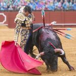 Manzanares toreando con la diestra, en Sevilla, ayer