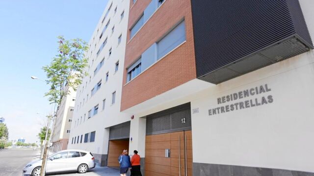 Cortés inauguró una promoción de CC OO que aún oferta pisos