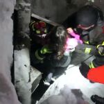 Los servicios de emergencia rescatan a uno de los supervivientes.