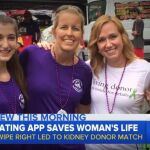 Jennifer Thomas, de 35 años, y Erika Bragan, de 44 años, posan con sus hijas antes de la cirugía