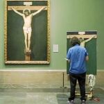 Un copista, frente a «Cristo crucificado»