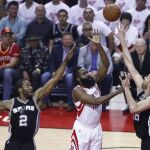El jugador de Houston Rockets James Harden intenta encestar ante la oposición de Pau Gasol