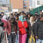 Agentes de policía desalojan un campamento de inmigrantes en París