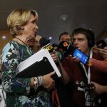 Esperanza Aguirre, atiende a los medios tras comparecer ayer en la comisión de corrupción de la Asamblea de Madrid