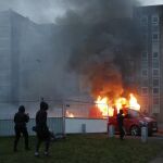 Una furgoneta de la emisora de radio francesa, 'RTL' ardiendo tras los discursos