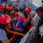 Marc Gasol junto a miembros de la ONG Proactiva Open Arms rescatan a una mujer en el Mediterráneo / foto: REUTERS/Juan Medina