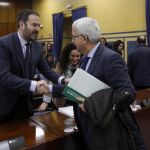 El diputado del PP Adolfo Molina saluda al vicepresidente de la Junta, Manuel Jiménez Barrios