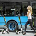 Cada día son más los madrileños que optan por el patinete eléctrico para llegar a sus puestos de trabajo