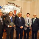 De izqda a dercha, el actual embajador Aníbal de Castro; Rafael Díaz, ganador del Premio Padre Billini a la Excelencia; el Canciller dominicano Miguel Vargas; Raúl Jiménez, ganador del Premio Padre Billini a la Solidaridad; César Medina, Viceministro de Relaciones Exteriores y ex embajador en España y Ludwin Hernández, presidente del jurado.