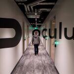 Zuckerberg muestra en Facebook unos guantes de realidad virtual