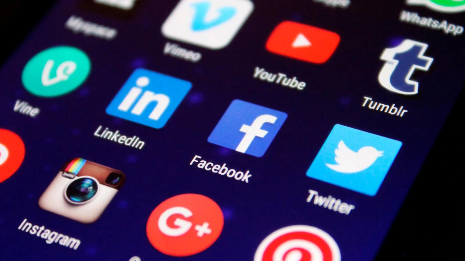 ¿Cuánto tiempo pasamos los españoles conectados a las redes sociales?