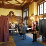 Ciudadanos franceses hacen cola para ejercer su derecho de voto ayer en un centro electoral en París