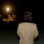 El líder norcoreano, Kim Jong Un, observa el lanzamiento de un misil balístico.