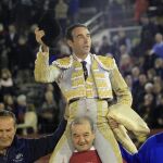 Enrique Ponce sale a hombros de la plaza de Castellón después de cortar una oreja a cada toro de su lote