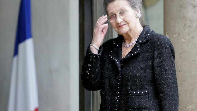 Fotografía de archivo fechada el 29 de abril de 2009 que muestra a Simone Veil, la primera mujer que fue elegida presidenta del Parlamento Europeo y considerada una figura del feminismo tras legalizar el aborto en Francia.